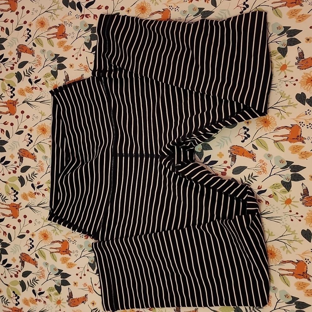 Lululemon stripped Capri leggings